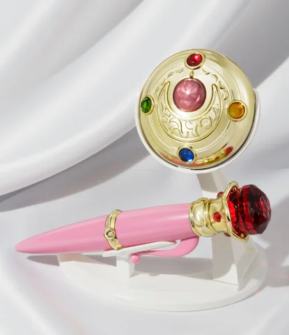 Produktbild zu Sailor Moon - Proplica Replik - Sailor Moon Verwandlungsbrosche & Verwandlungsstift Set